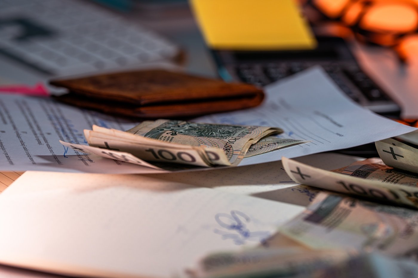 مستندات مالية وميزانية ترمز إلى إعادة جدولة التمويل في السعودية