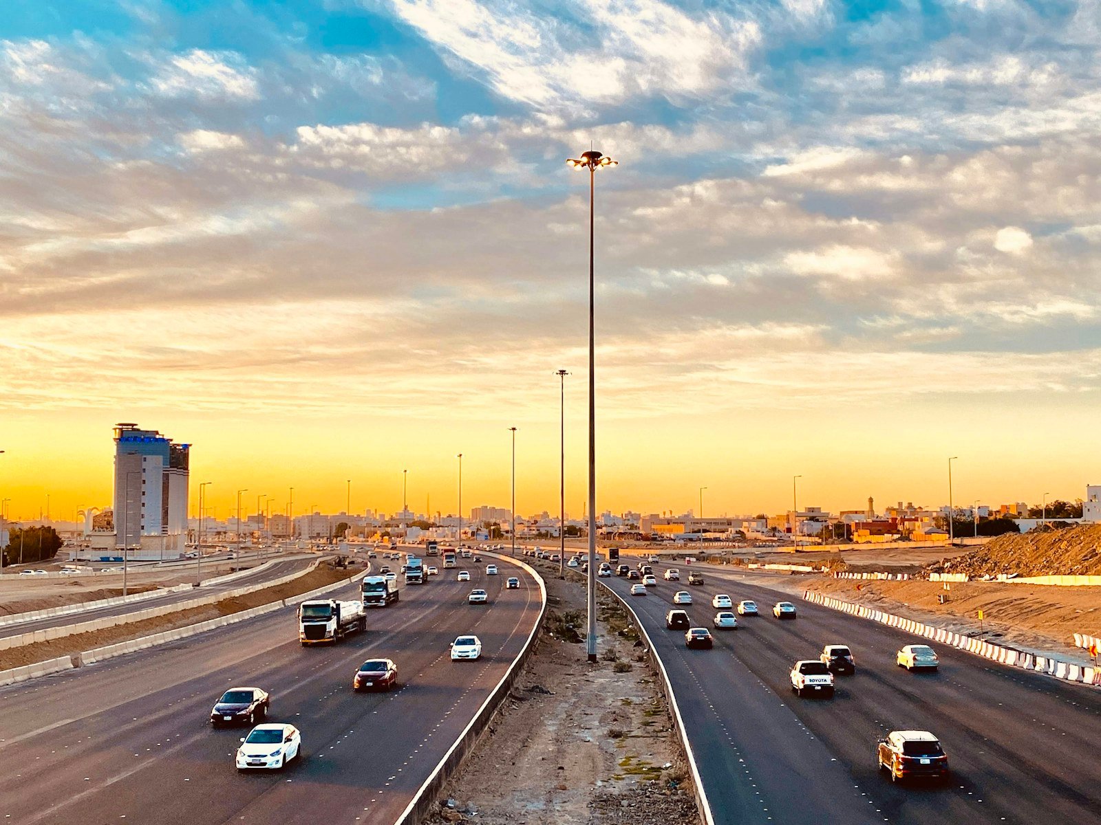 سيارات على طريق في السعودية لتوضيح التحقق من حملات استدعاء المركبات وإصلاح العيوب مجانًا