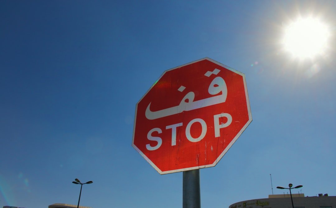 إشارة قف على طريق في السعودية لتوضيح الاعتراض على المخالفات المرورية عبر أبشر