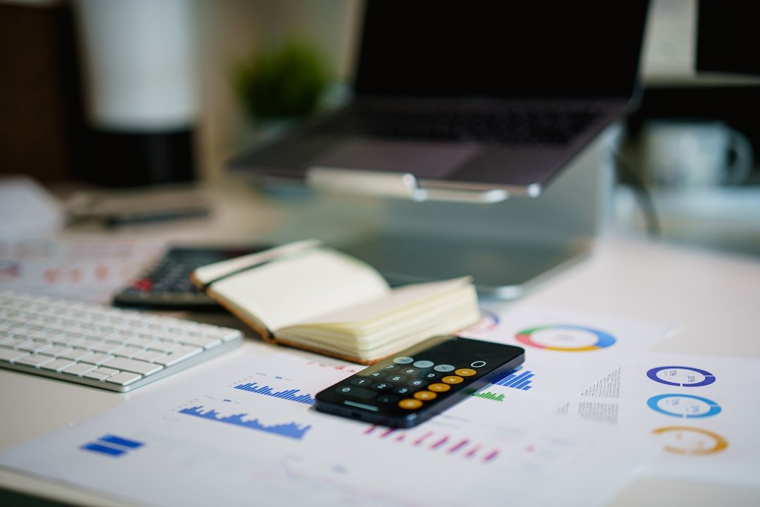 حاسبة ومستندات مالية توضح التعامل مع التعثر في سداد التمويل في السعودية