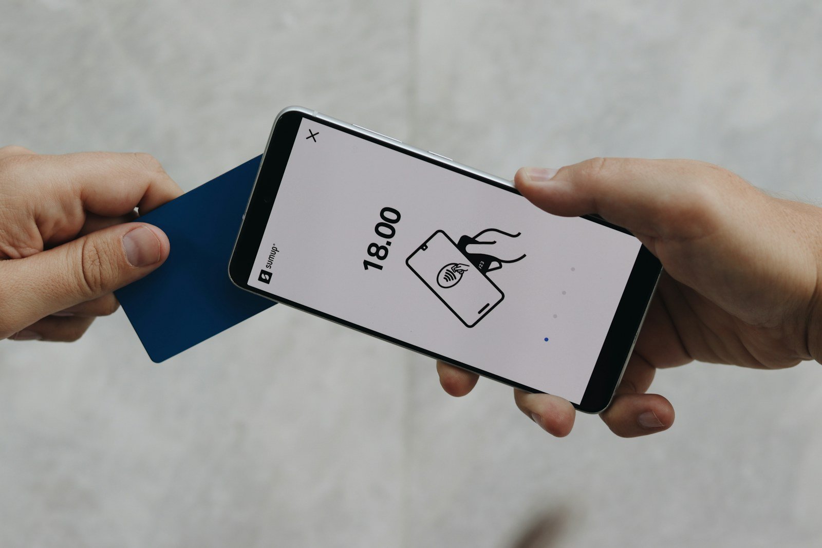 الدفع الإلكتروني عبر الهاتف والبطاقة في السعودية كصورة توضيحية لخدمات اشتر الآن وادفع لاحقًا