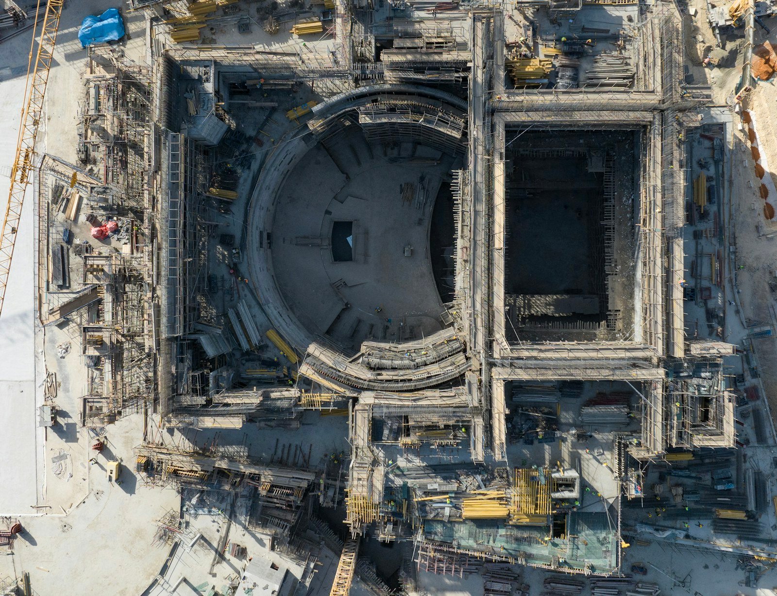 موقع إنشاء مبنى في الرياض يوضح التأمين ضد العيوب الخفية للمباني في السعودية