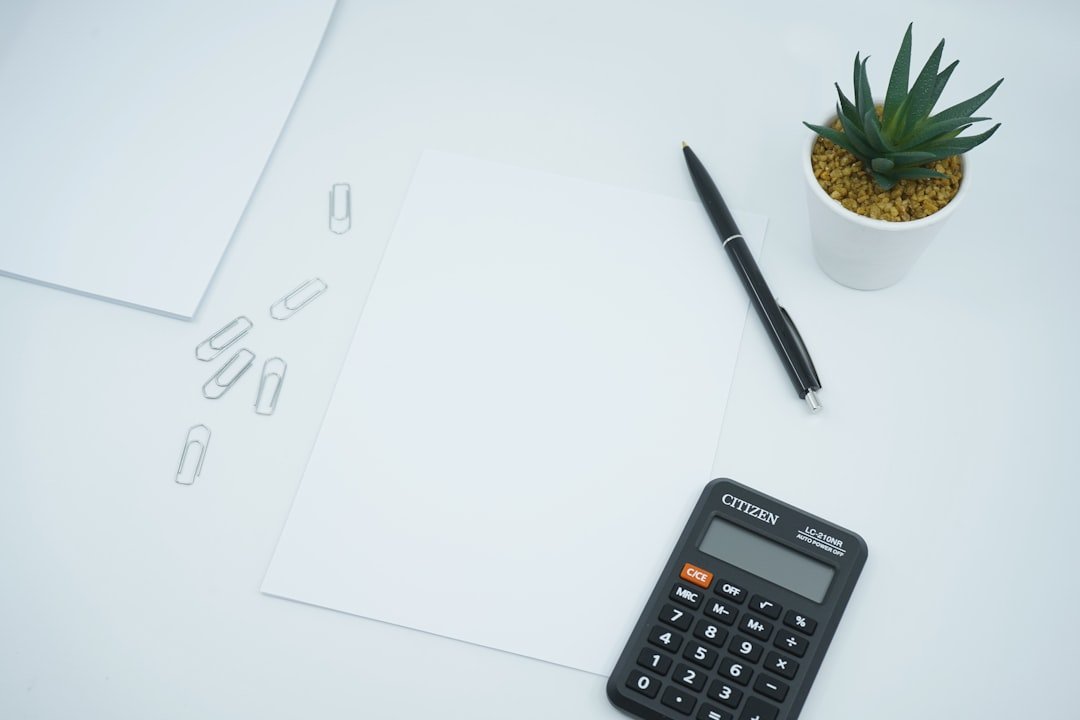 حاسبة ومستندات مالية على مكتب لتوضيح حساب السداد المبكر للتمويل