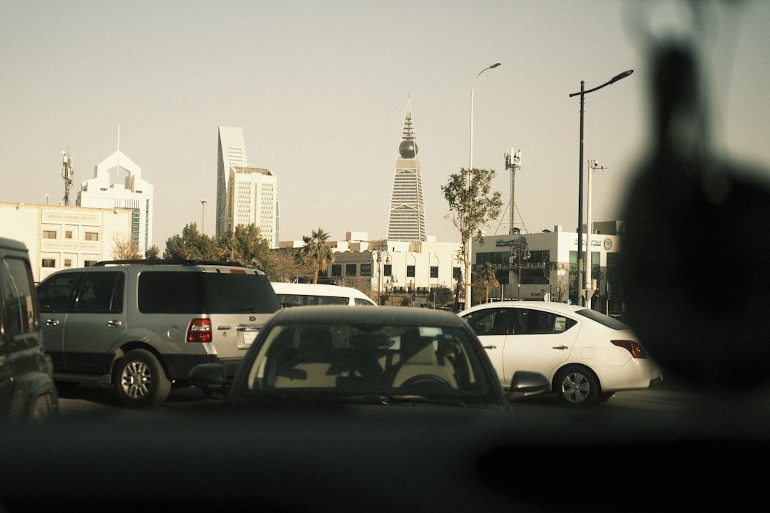 حركة مرور في مدينة سعودية ضمن دليل تجديد استمارة السيارة عبر أبشر