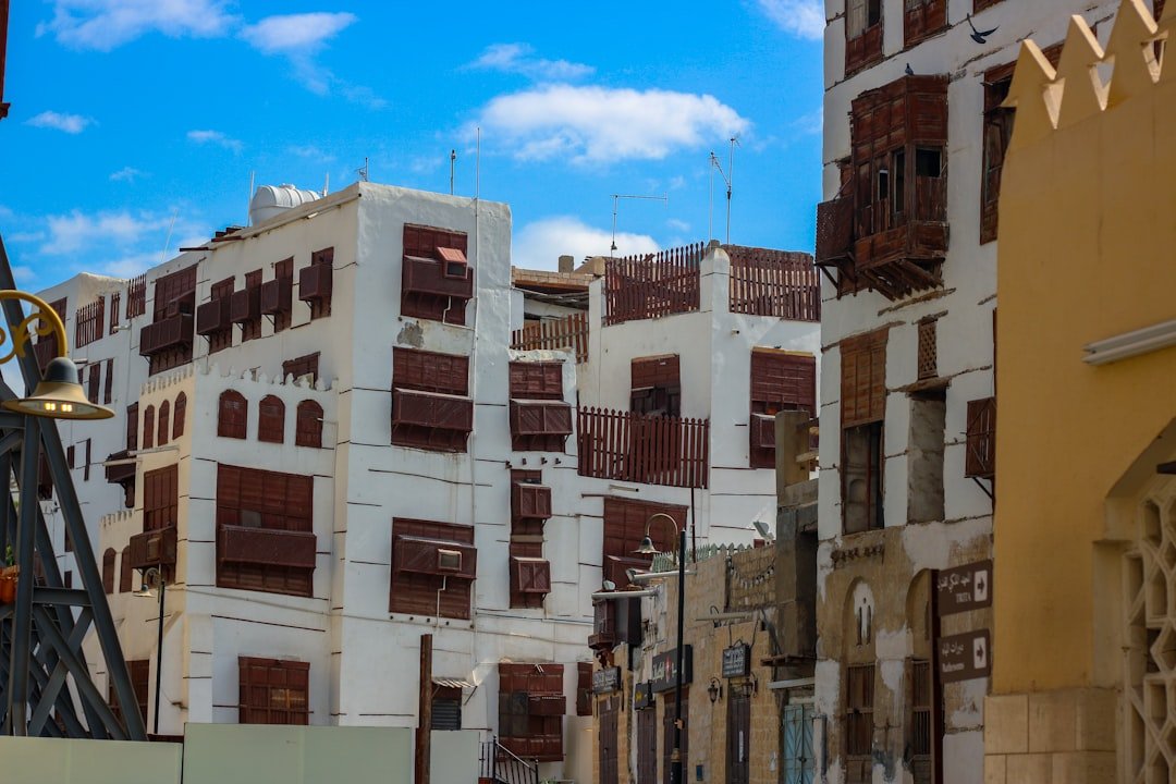 مبانٍ سكنية في السعودية لتوضيح رسوم العقارات الشاغرة وشروط تطبيقها