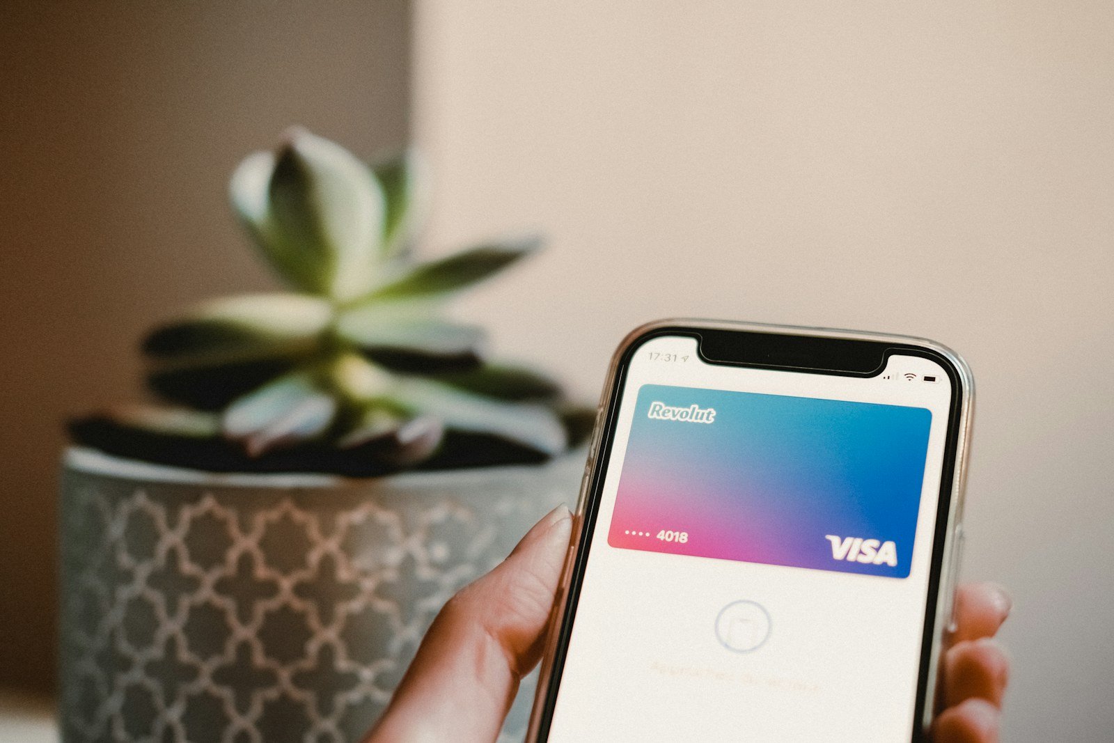 هاتف يعرض بطاقة ائتمانية للاستخدام الرقمي عند التعامل مع عملية غير مصرح بها