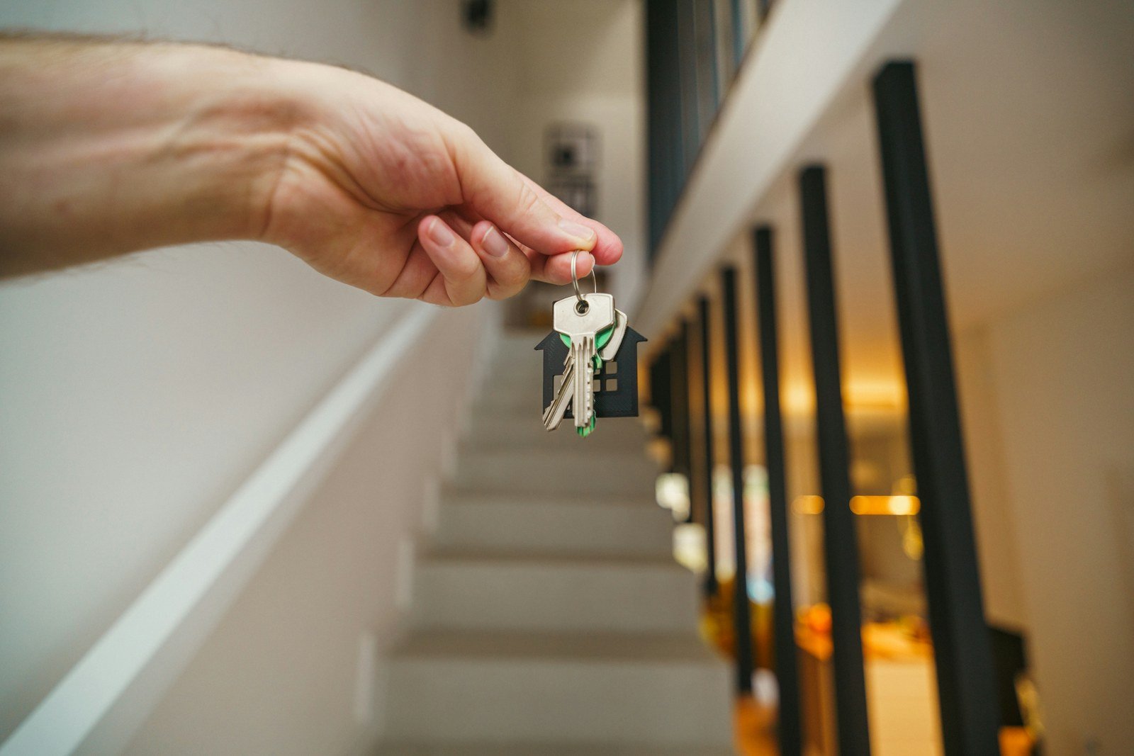 مفاتيح وحدة سكنية داخل منزل لتوضيح استرجاع مبلغ الضمان وتسليم العقار عبر إيجار في السعودية