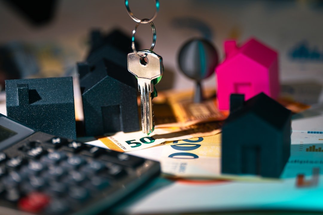 مفتاح منزل ومستندات عقارية لتوضيح تعويض نزع ملكية العقارات للمصلحة العامة في السعودية