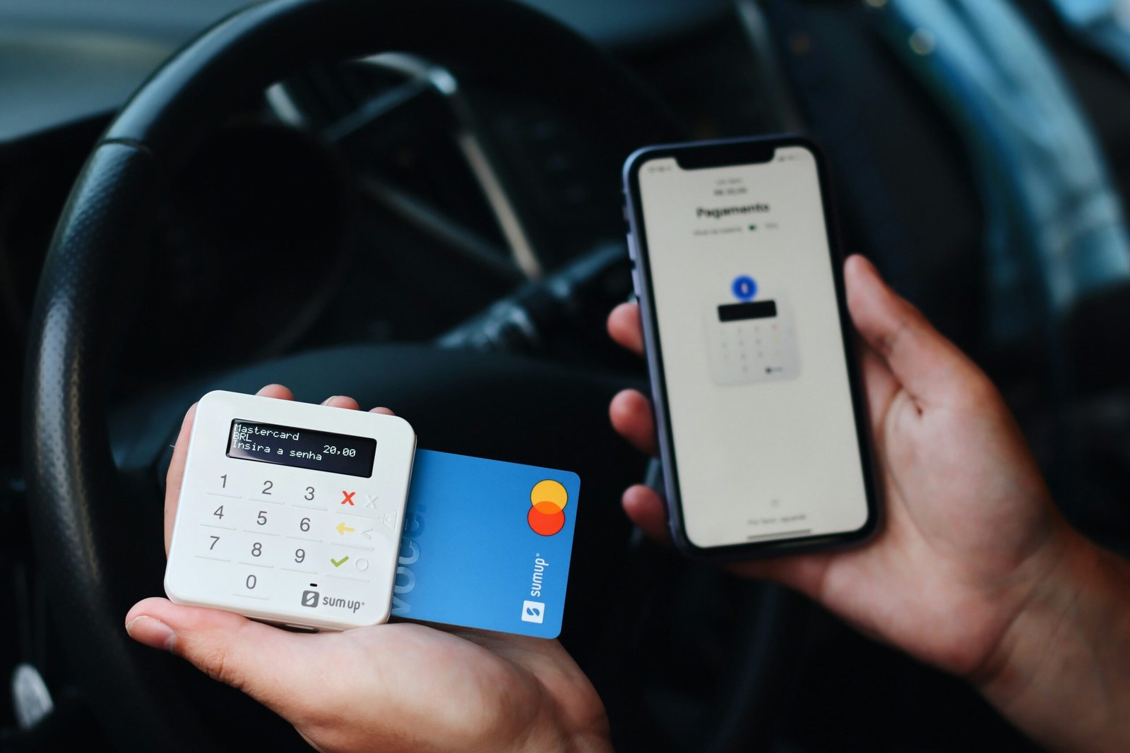 بطاقة ائتمانية وهاتف ذكي لتوضيح كيفية تقييم واستبدال نقاط مكافآت البطاقات الائتمانية في السعودية
