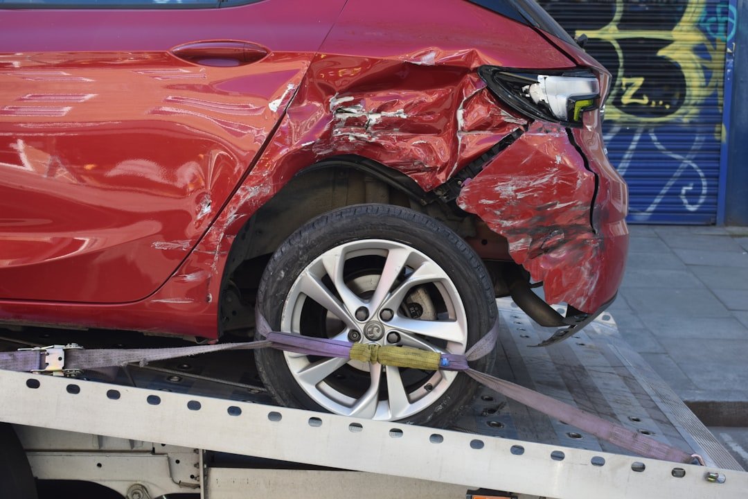 سيارة متضررة يتم نقلها بعد حادث لتوضيح الهلاك الكلي للمركبات المؤجرة تمويليًا في السعودية