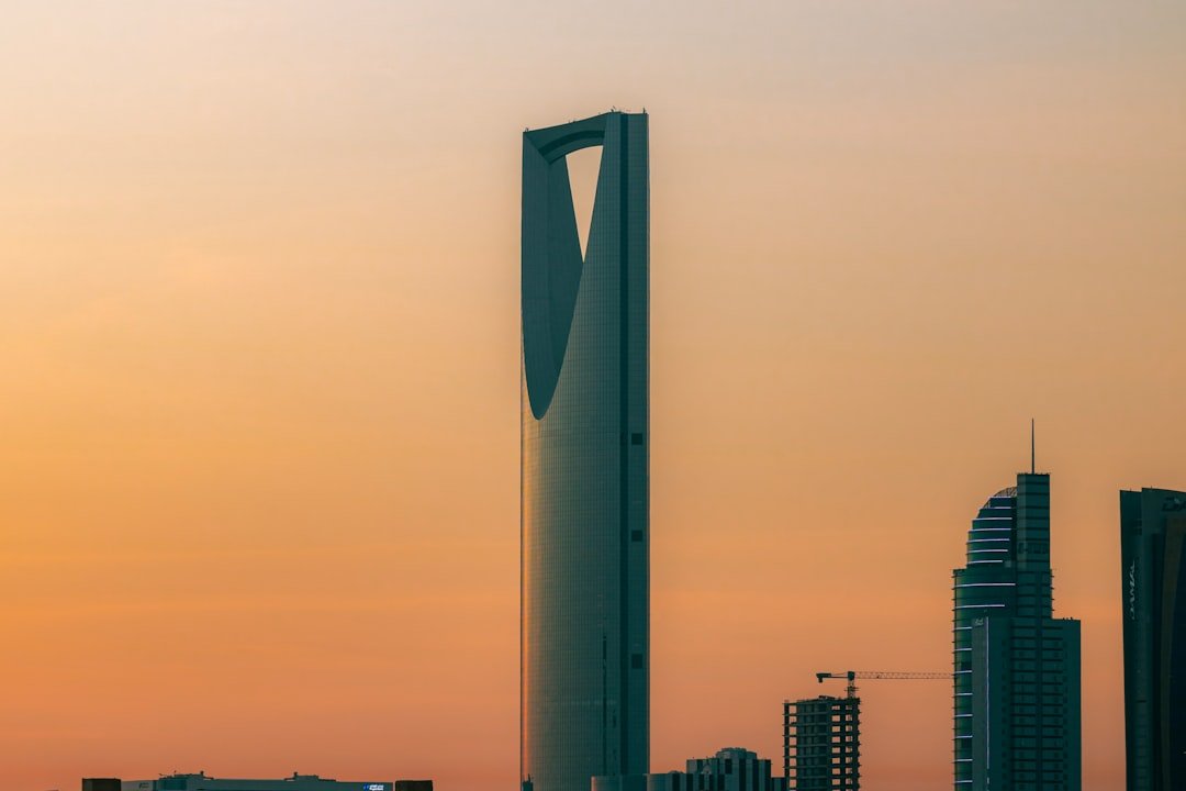 تجميد الحساب البنكي بسبب انتهاء الهوية في السعودية: متى يتوقف وماذا يبقى متاحًا؟